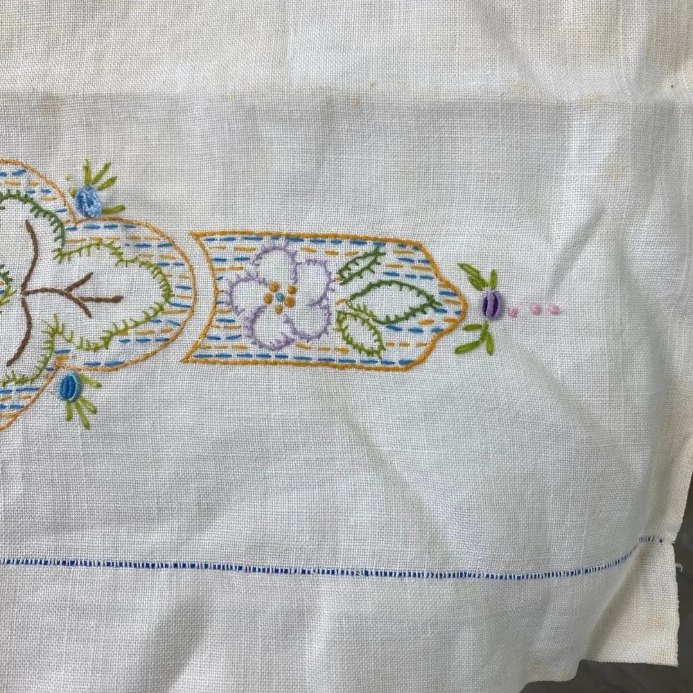 Vintage Linen Table Runner w/ Embroidery 26.5
